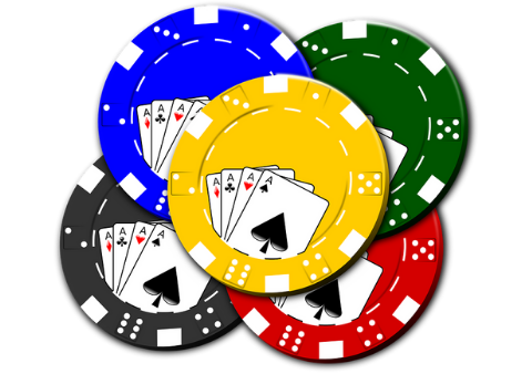 Skirtingos spalvos pokerio žetonai ir jų vertės
